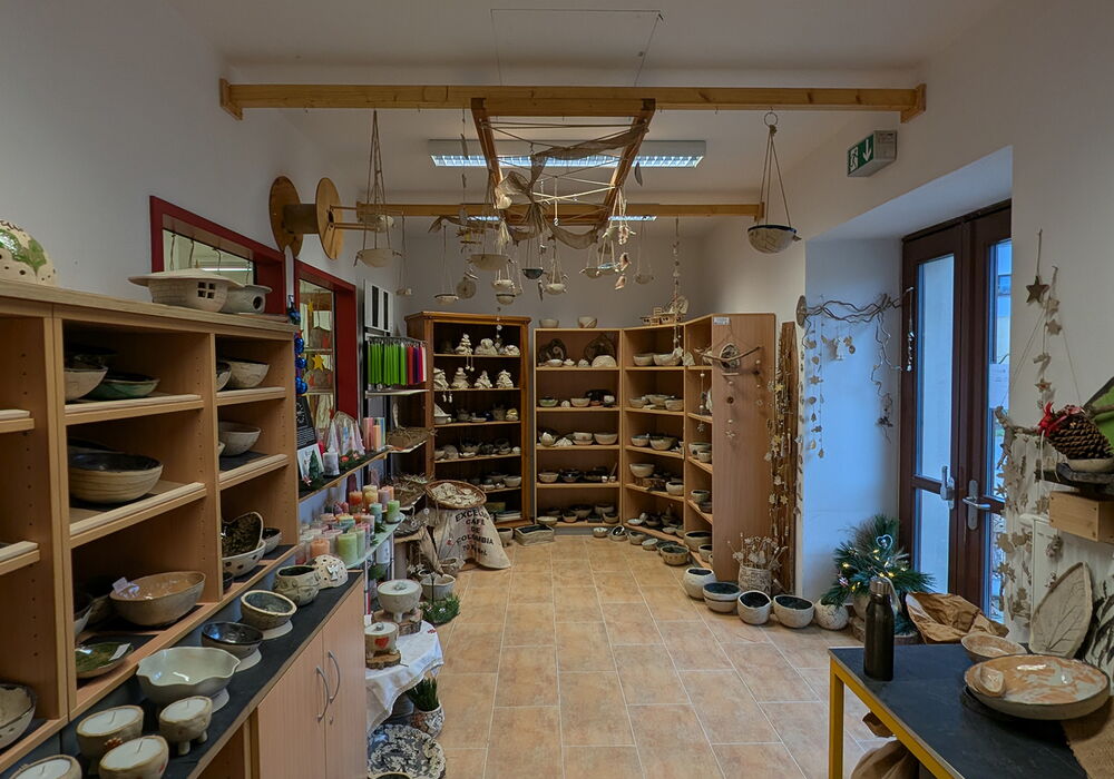 Ein Bild vom Werkstattladen aus der Ferne - mit Keramikprodukten und Kerzen aus der Werkstatt.