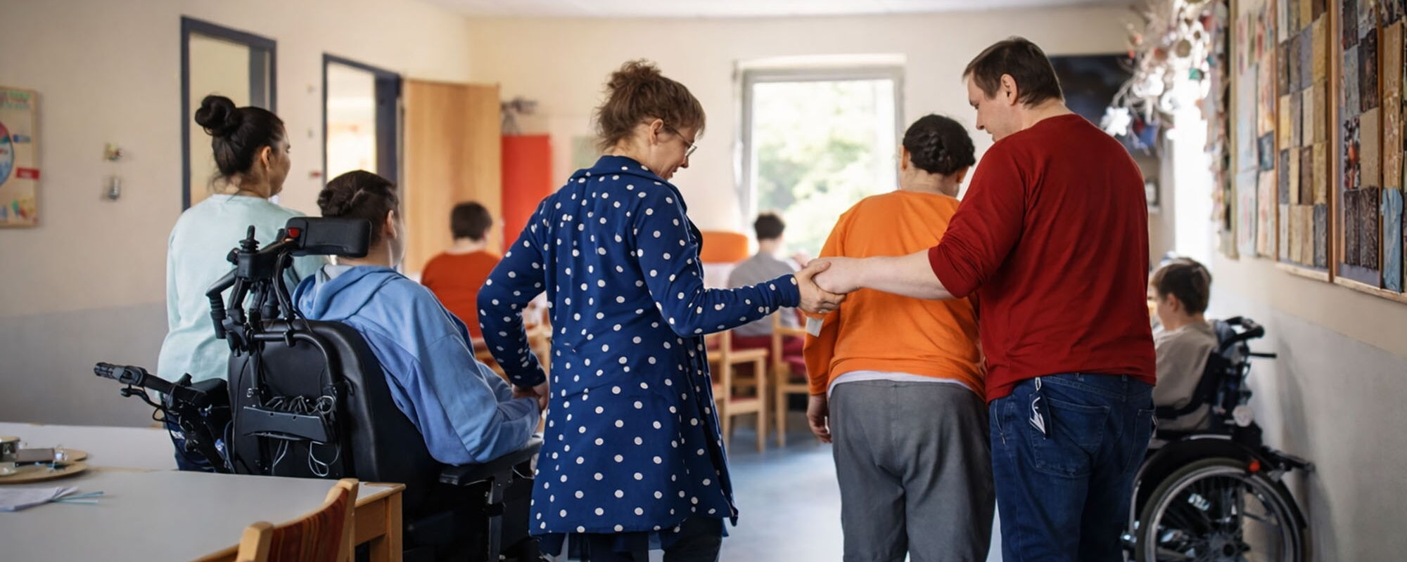 Auf dem Bild tanzen Pfleger und Klienten zur Musik.