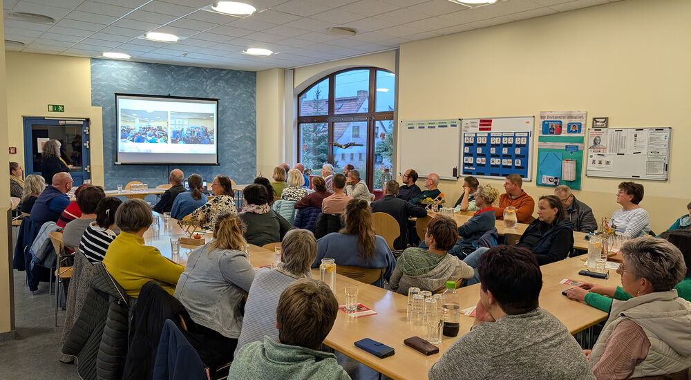 Ein Bild vom Elternabend - Eltern und Betreuer hören der Werkstattleiterin zu.