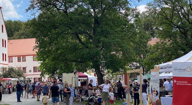 Ein Bild vom Klosterfest mit vielen Menschen und bunten Ständen.