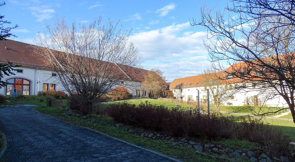 Außenansicht der Werkstatt - im Werkstatthof mit Blick zur Verwaltung, Keramik und dem Speiseraum.