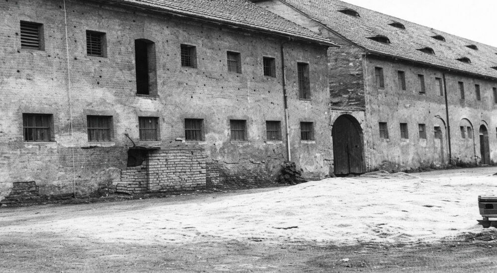 Ein altes Bild den jetzigen Wohngebäuden der Wohngemeinschaft Maria-Martha. Auf dem Bild sind die Häuser noch nicht bewohnbar.