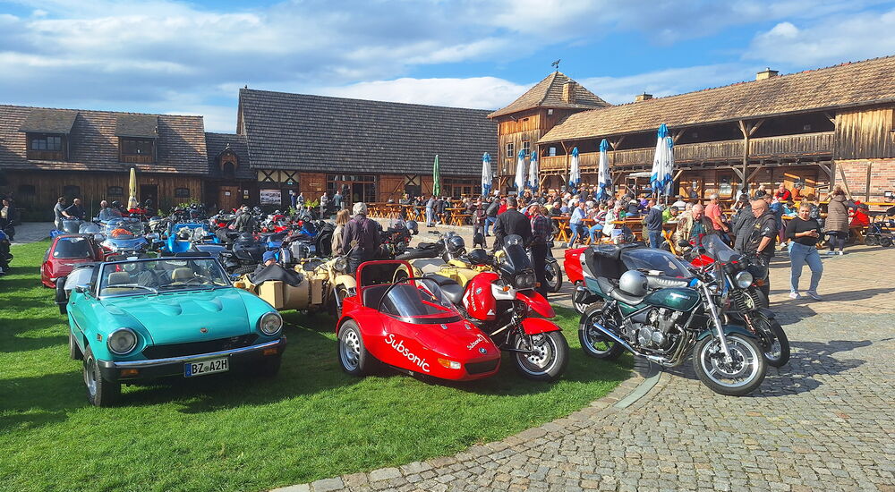 Viele Motorräder und Auto und auch viele Leute sind in der Krabatmühle Schwarzkollm.