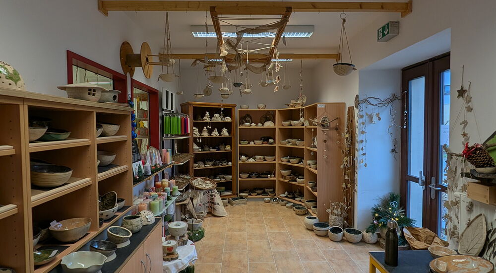 Ein Bild vom Werkstattladen aus der Ferne - mit Keramikprodukten und Kerzen aus der Werkstatt.